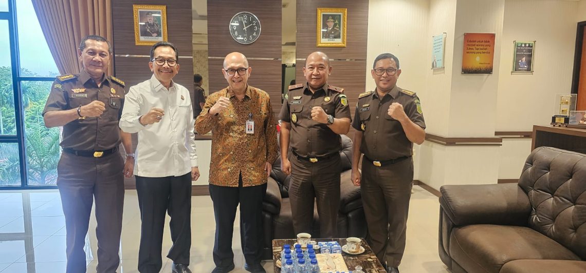 Kajati Akmal AbbasTerima Kunker dan Silaturahmi Plt Kepala OJK Provinsi Riau