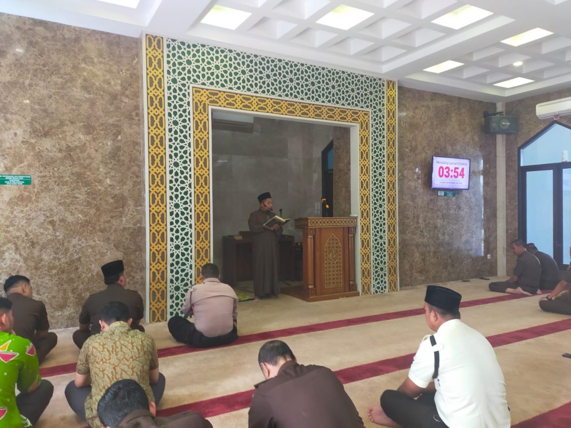 Tausiyah Qobliyah Dzuhur di Kejati Riau Bahas Soal Pakaian Ketika Sholat Hukumnya Wajib
