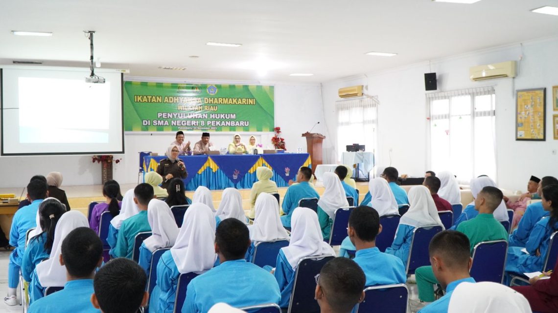 Ikatan Adhyaksa Dhamakarini  Wilayah Riau Melaksanakan Penyuluhan Hukum di SMA 8