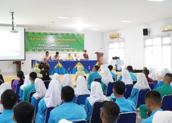 Ikatan Adhyaksa Dhamakarini  Wilayah Riau Melaksanakan Penyuluhan Hukum di SMA 8 