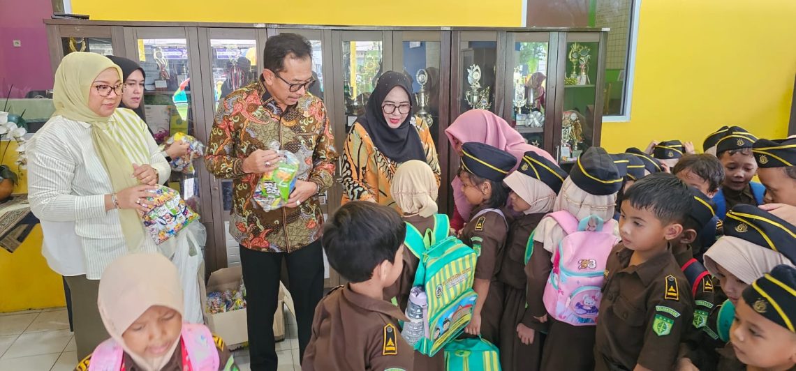 Kajati Akmal Abbas dan Ketua IAD Wilayah Riau Kunjungi TK Adhyaksa XXVIII Pekanbaru