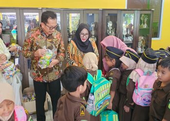 Kajati Akmal Abbas dan Ketua IAD Wilayah Riau Kunjungi TK Adhyaksa XXVIII Pekanbaru