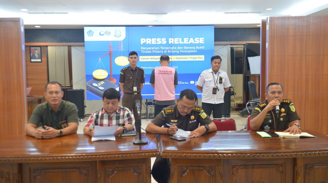 Tersangka Tindak Pidana Perpajakan “IAR” Diserahkan Ke Kejaksaan Tinggi Riau