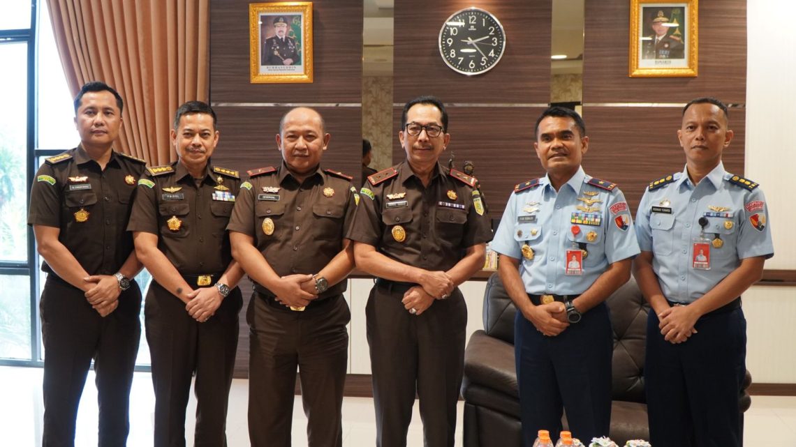 Kajati Akmal Abbas Terima Kunker Silaturahmi Komandan Lanud Roesmin Nurjadin