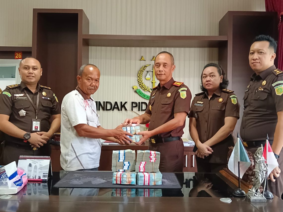 Kejari Kuansing Terima Pengembalian Keuangan Negara dari Ketua Koperasi Rindang