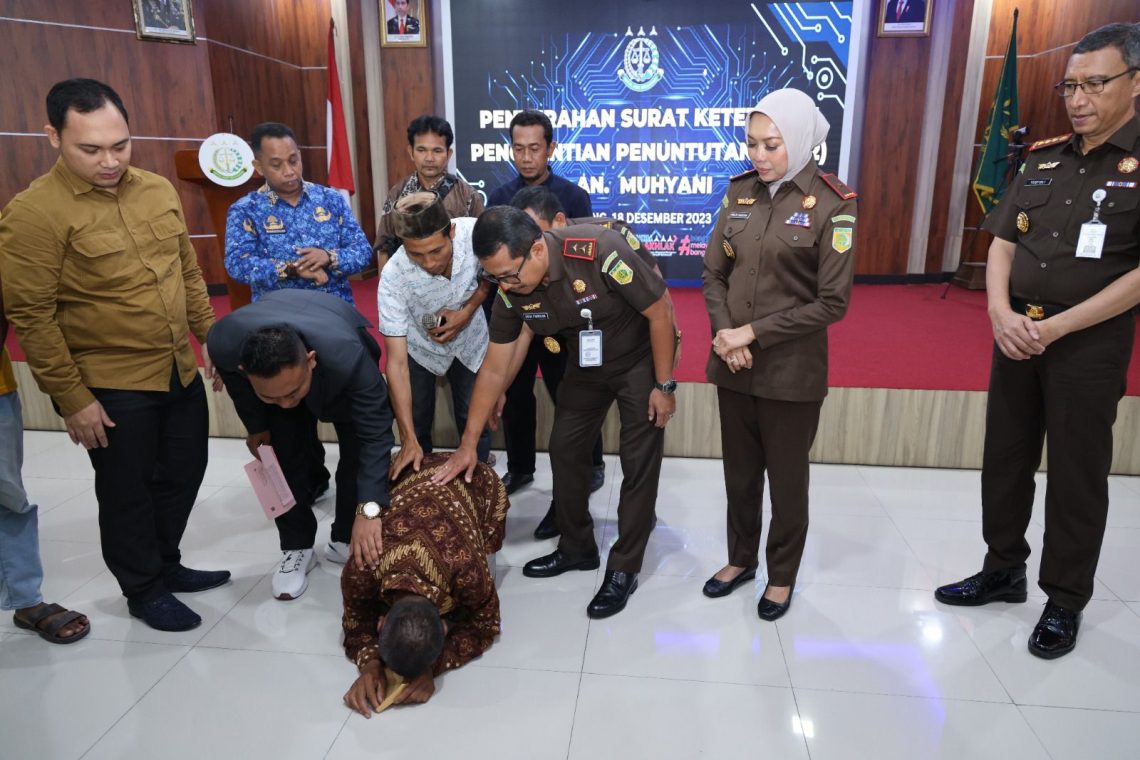 Kajati Banten Menyerahkan SKP2 , Muhyani Sujud Syukur dan Berterima Kasih