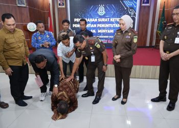 Kajati Banten Menyerahkan SKP2 , Muhyani Sujud Syukur dan Berterima Kasih