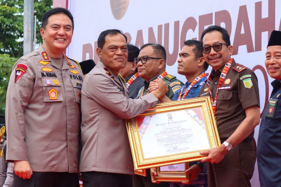 Hadiri Kegiatan Pemusnahan BB, Kajati Riau Dapat Penghargaan dari Kapolda Riau 