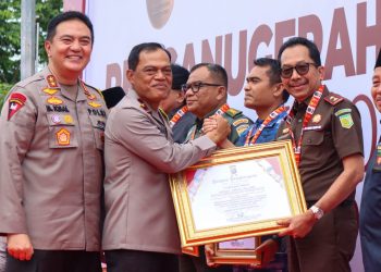 Hadiri Kegiatan Pemusnahan BB, Kajati Riau Dapat Penghargaan dari Kapolda Riau 