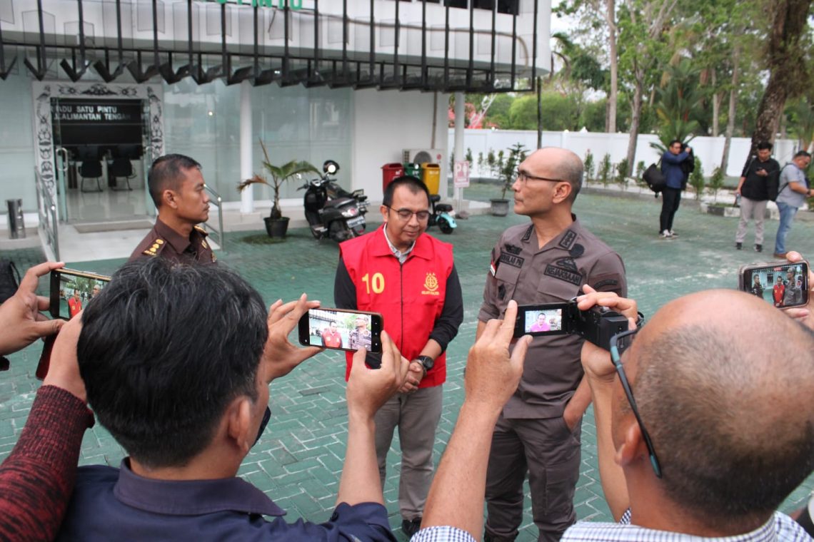 Tersangka AM dan MF Dalam Perkara Pengadaan Bahan Bakar Batu Bara Ditahan