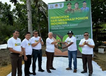 Rimbawan & Jaksa  Papua Barat Tanam Pohon dalam Rangka Menanam Pohon Indonesia 2023
