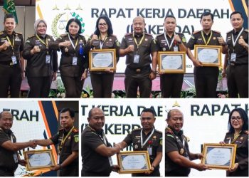 Wakajati Hendrizal Husin Beri Piagam Penghargaan pada Kejari Terbaik di Riau 