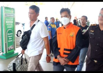 Tim Tabur Bersama Penyidik Pidsus Kejati Riau Jemput Tersangka FA di Bandara SSK II Pekanbaru