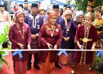 Ketua Umum IAD Sruningwati Burhanuddin Kunjungi Stand Pameran Jambi Mantap EXPO