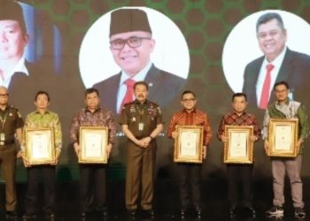 Jaksa Agung ST. Burhanuddin Beri Penghargaan “R. Soeprapto Award Pada  Tokoh Nasional