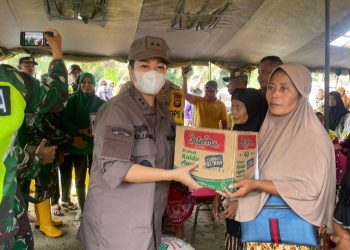 Kajari Rohil Tinjau Posko Banjir &  Beri Bantuan Sembako ke Masyarakat Rantau Kopar