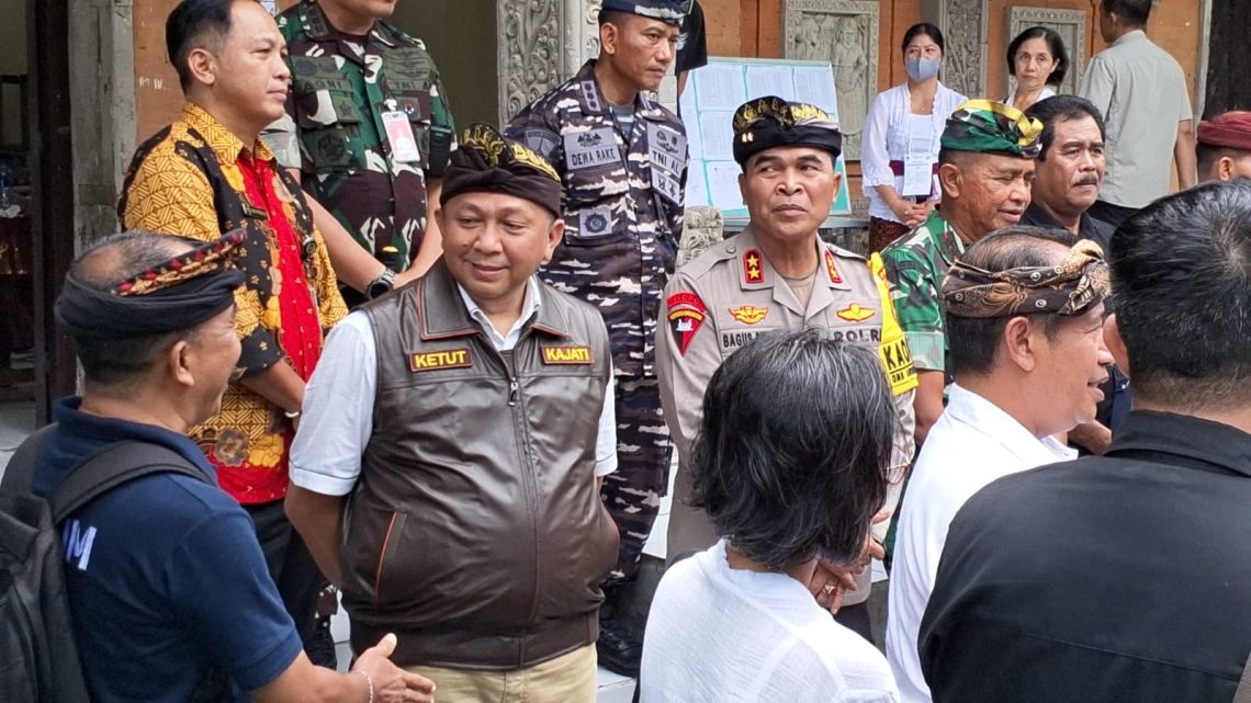 Kajati Bali Dr. Ketut Sumedana Gunakan Hak Pilihnya di TPS 001 Dangin Puri Kelod 