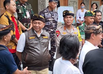 Kajati Bali Dr. Ketut Sumedana Gunakan Hak Pilihnya di TPS 001 Dangin Puri Kelod 