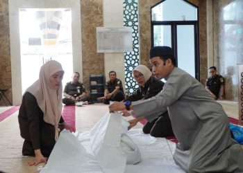 Pegawai Muslim Kejati Riau Pelajari Tata Cara Mengkafani Jenazah