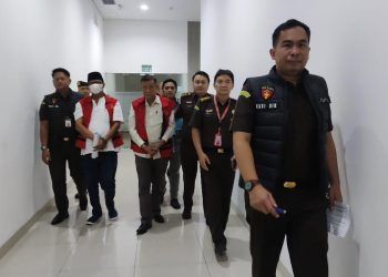Kejati Jabar Tahan 2 Orang Petinggi Universitas Mitra Karya Bekasi Ditahan Jaksa