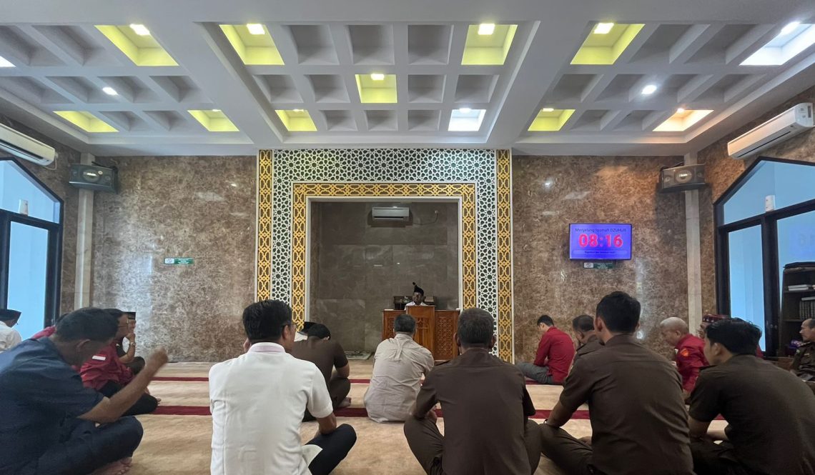 Kebahagiaan yang Hakiki di bahas dalam Tausiyah Qobla Dzuhur Kejati Riau 