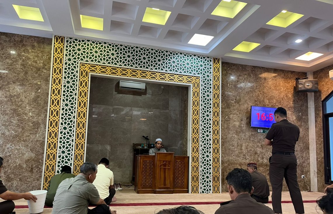 Ustadz Syeikh Maulana Husen Berikan Tausiyah Qobla Dzuhur di Kejati Riau 