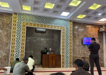 Ustadz Syeikh Maulana Husen Berikan Tausiyah Qobla Dzuhur di Kejati Riau 