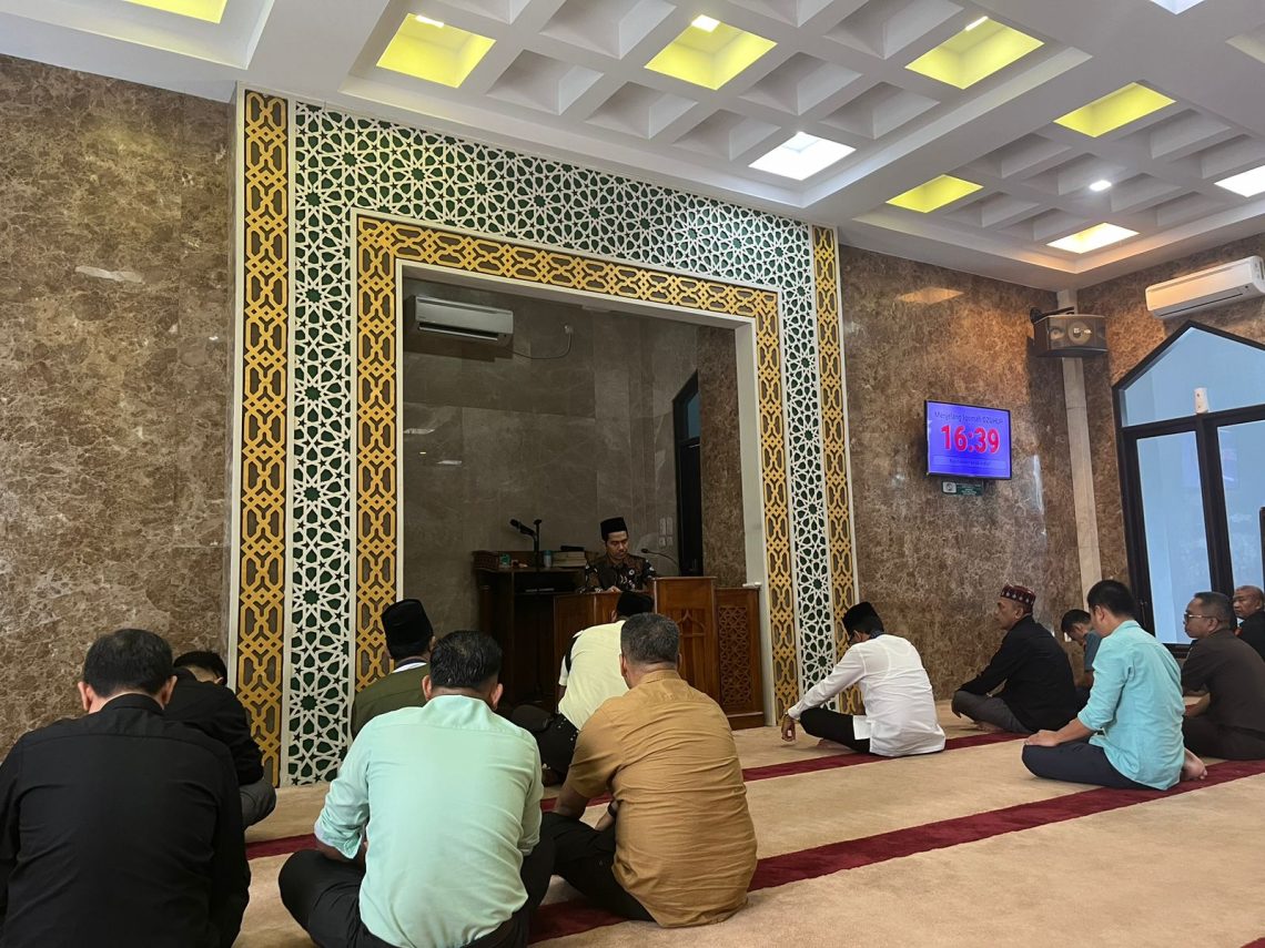 Tausiyah Qobla Dzuhur di Kejati Riau Disampaikan oleh Ustadz Dr. H. Maghfirah, MA