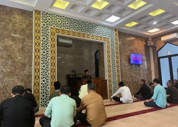 Tausiyah Qobla Dzuhur di Kejati Riau Disampaikan oleh Ustadz Dr. H. Maghfirah, MA