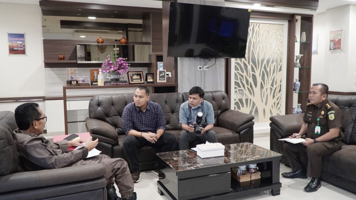 Kepala Kejaksaan Tinggi Riau Diwawancarai Media Bisnis Indonesia 