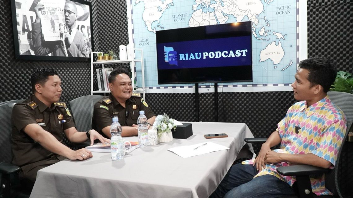 Koordinator Bidang Datun Kejati Riau Jelaskan Definisi Hukum di Podcast Riau Park TV