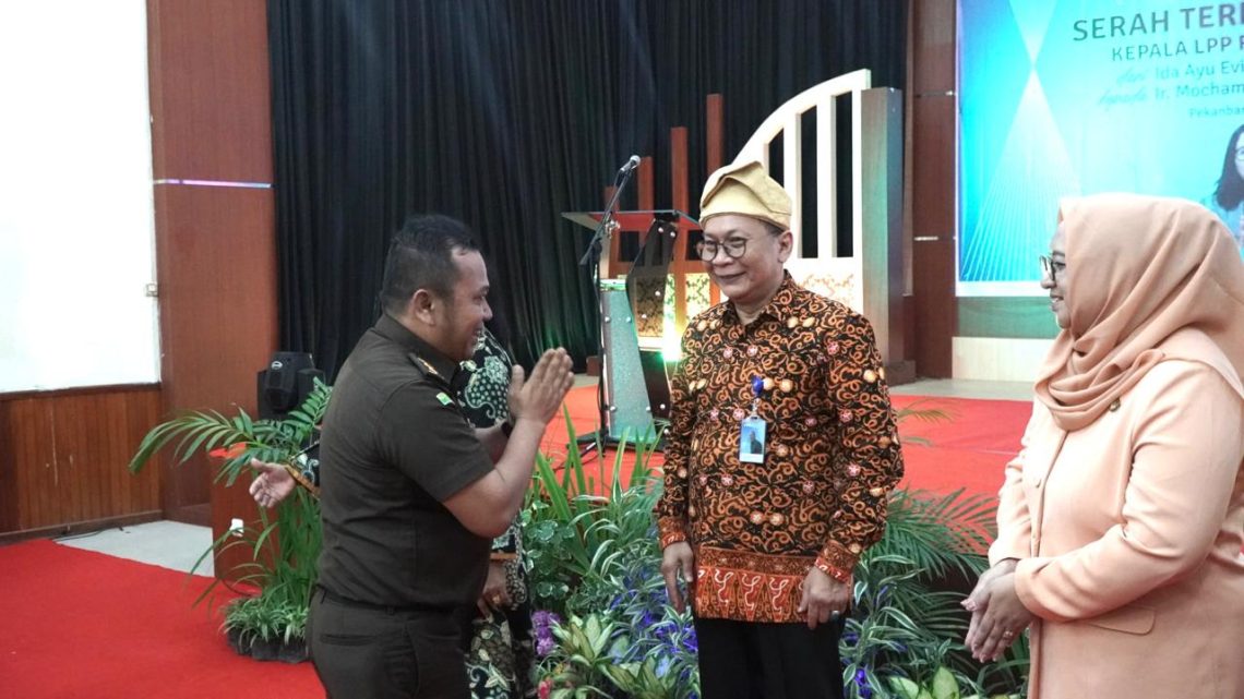Kasi Penkum Kejati Riau Menghadiri Serah Terima Jabatan Kepala LPP RRI Pekanbaru