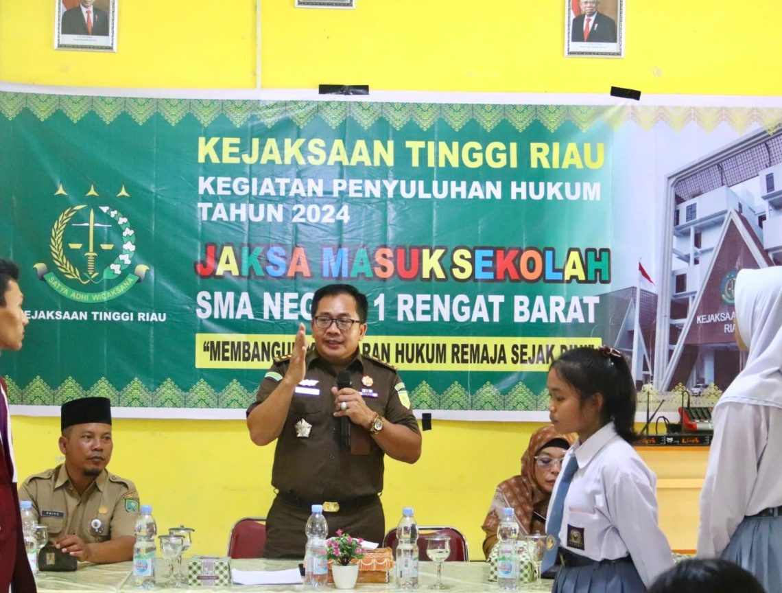 JMS Kejati Riau Berikan Penyuluhan Hukum pada Siswa/i SMAN 1 Rengat Barat