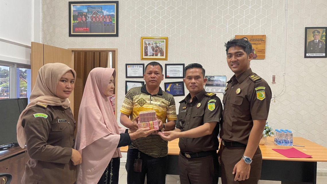 Kejari Rohil Terima Pengembalian Kerugian Negara dari Terpidana Syahrizal B Alias Ical Bin Bahtiar