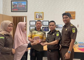 Kejari Rohil Terima Pengembalian Kerugian Negara dari Terpidana Syahrizal B Alias Ical Bin Bahtiar