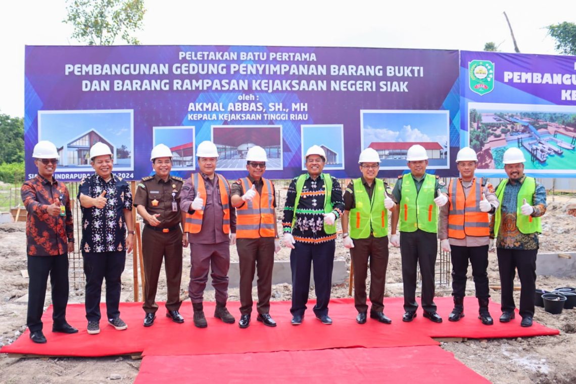 Pembangunan Gedung Dermaga Penyimpanan BB dan BR Kejari Siak, Kajati Riau Letakkan Batu Pertama 