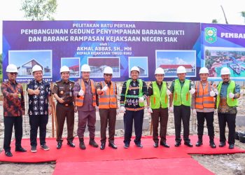 Pembangunan Gedung Dermaga Penyimpanan BB dan BR Kejari Siak, Kajati Riau Letakkan Batu Pertama 