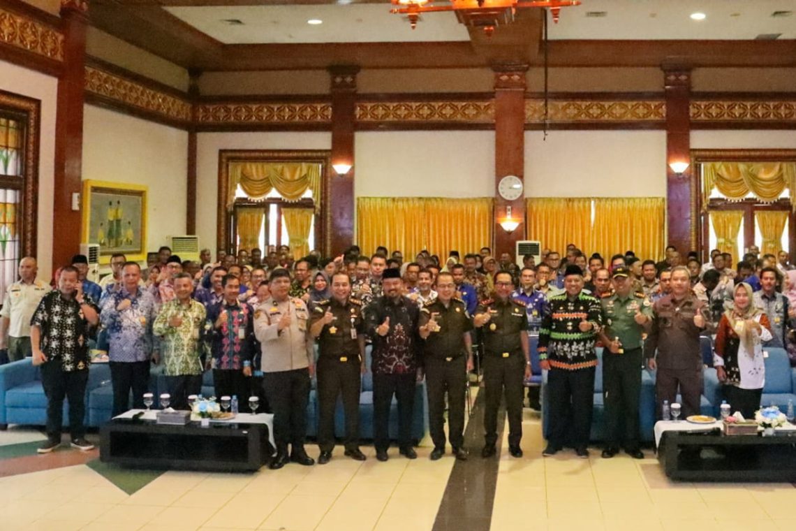 Pejabat Pemkab Siak Dengarkan Penyuluhan Hukum yang Disampaikan Kajati Riau