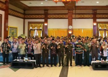 Pejabat Pemkab Siak Dengarkan Penyuluhan Hukum yang Disampaikan Kajati Riau