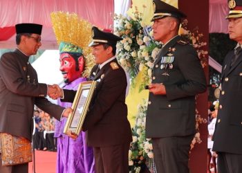 Atas Capaian Prestasinya, Kajati DKI Jakarta Terima Penghargaan dari Pemprov 