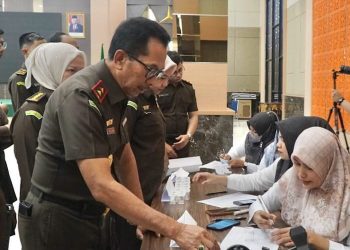 Kepala Kejaksaan Tinggi Riau Bersama Seluruh Pegawai Melakukan Tes Urine 
