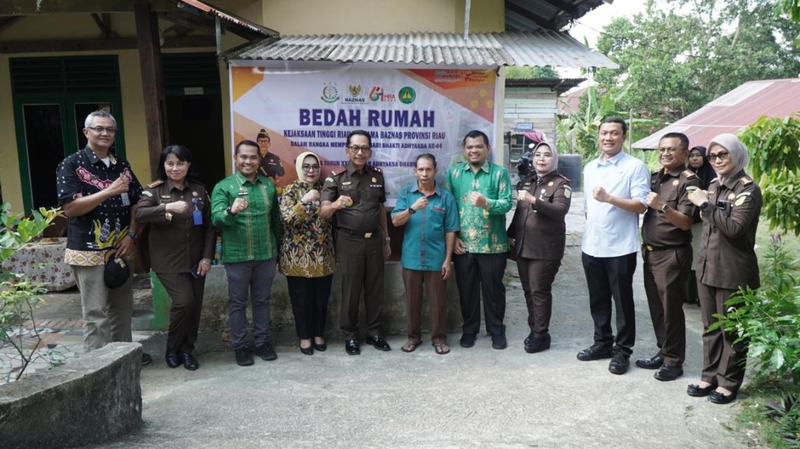 Kejati Riau Gelar Aksi Sosial Bedah Rumah, Parman yang Memiliki 9 Anak Bahagia 