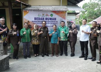 Kejati Riau Gelar Aksi Sosial Bedah Rumah, Parman yang Memiliki 9 Anak Bahagia 