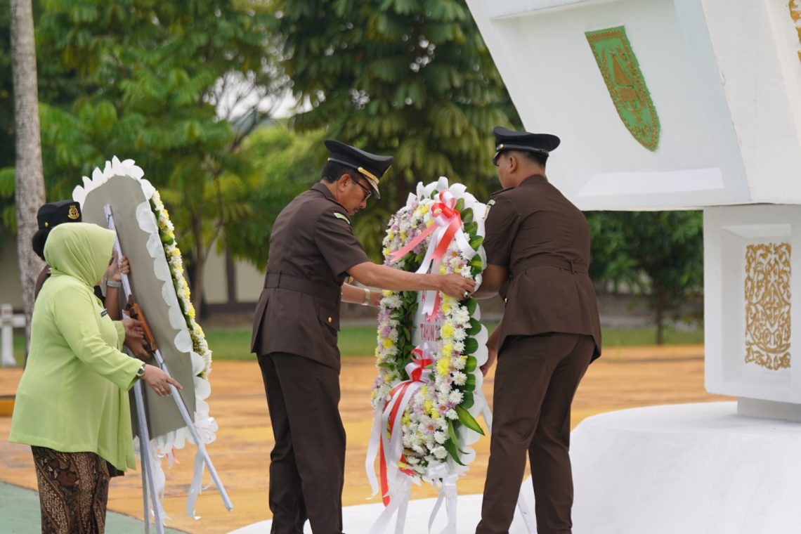 Peringati HBA ke- 64 dan HUT IAD ke- XXIV, Kejaksaan Tinggi Riau Ziarah di Makam Pahlawan