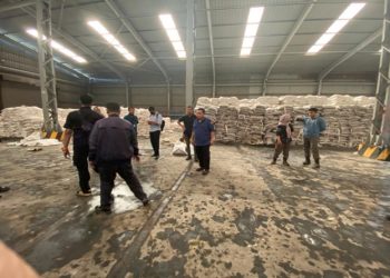  Kejaksaan Agung Sita Puluhan ribu Karung Gula di Kantor PT SMIP Kota Dumai 