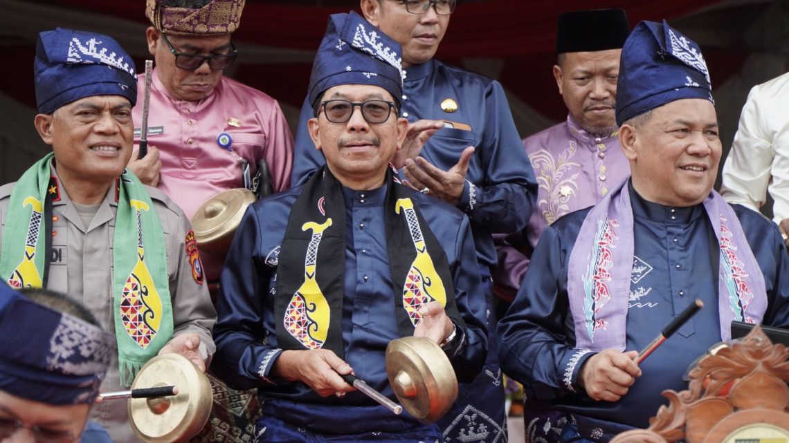 Kajati Riau Menghadiri Pembukaan Festival Pacu Jalur Tradisional Kuantan Singingi 2024