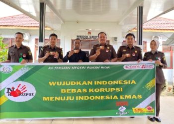 Tingkatkan Kesadaran Pengambil Kebijakan, Kejari Rohil sebarkan Stiker Anti Korupsi 