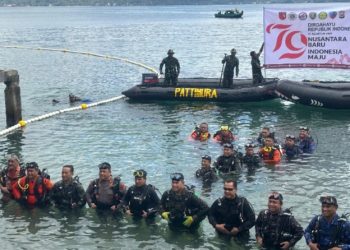 Pembentangan Bendera Merah Putih di Dasar Laut Ambon di Ikuti Wakajati dan Asintel Kejati Maluku