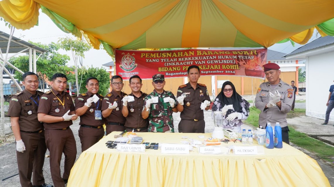 Kajari Rohil Pimpin Pelaksanaan Pemusnahan BB Berkekuatan Hukum Tetap dari 30 Perkara 