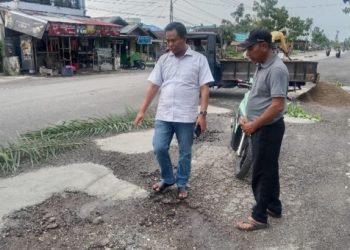 Hari ke 4 Bertugas, Plt Bupati Rohil H. Sulaiman Perintahkan PUTR Perbaiki Jalan yang Rusak